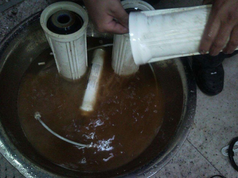 如何確定濾芯達到該更換的使用壽命？